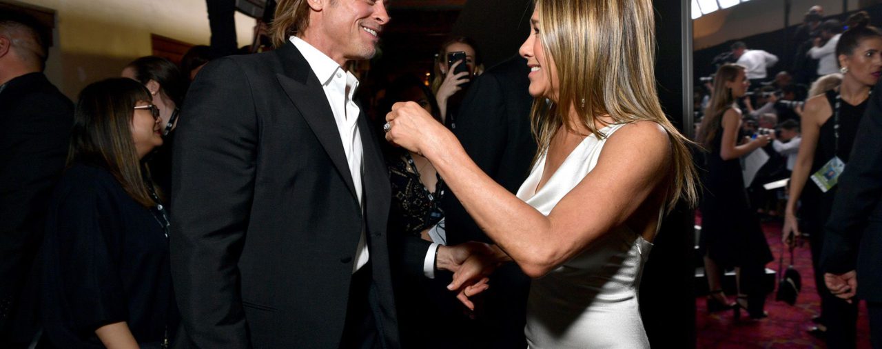 La reacción ante las cámaras de Jennifer Aniston al enterarse que Brad Pitt siguió detrás de escena su premiación en los SAG Awards