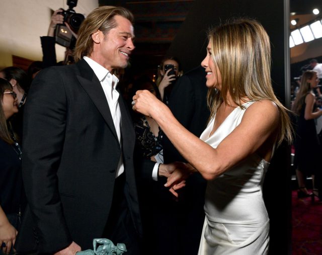 La reacción ante las cámaras de Jennifer Aniston al enterarse que Brad Pitt siguió detrás de escena su premiación en los SAG Awards