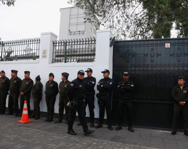 Opositores ecuatorianos asilados en la embajada en Quito viajaron a México