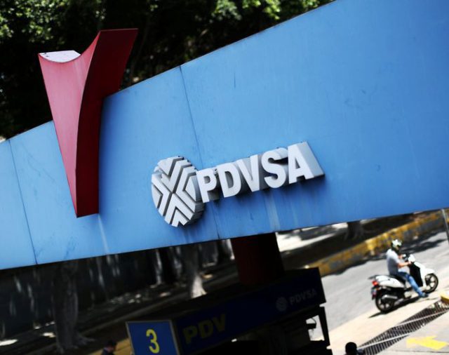 Agentes de inteligencia venezolana detienen a dos ejecutivos de PDVSA: fuentes