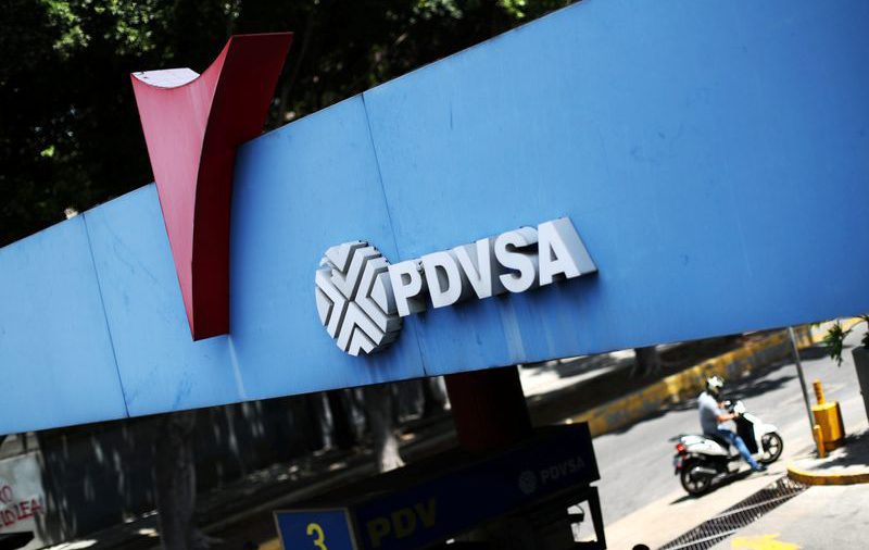 Agentes de inteligencia venezolana detienen a dos ejecutivos de PDVSA: fuentes
