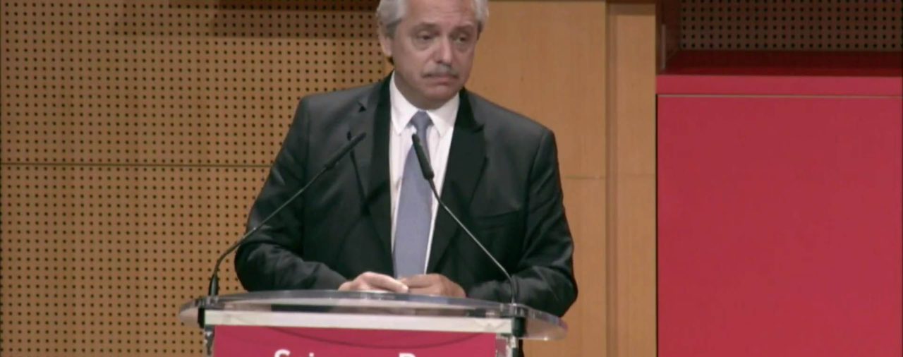 Alberto Fernández expone en una Universidad de París: “Durante cuatro años hubo un gobierno que vendió una realidad que no existía"
