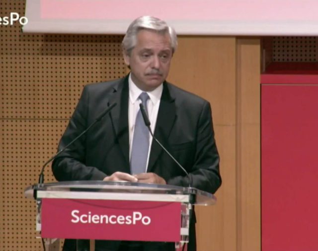 Alberto Fernández expone en una Universidad de París: “Durante cuatro años hubo un gobierno que vendió una realidad que no existía"