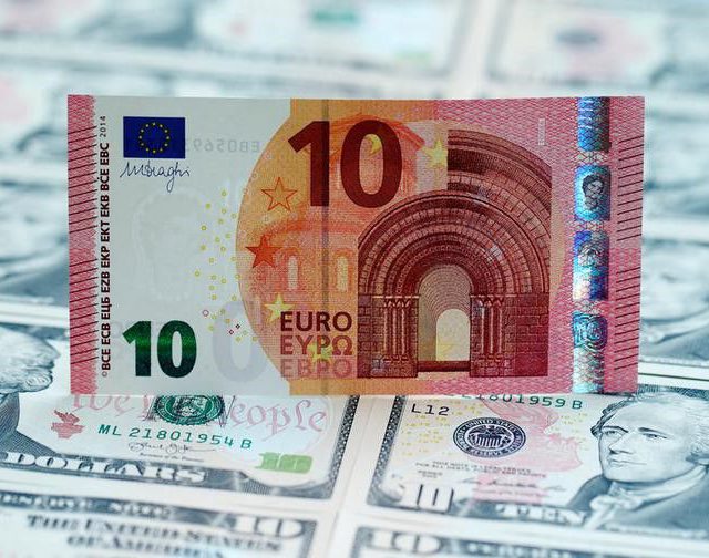 Dólar sube a máximos de casi tres años ante el euro tras débil dato alemán