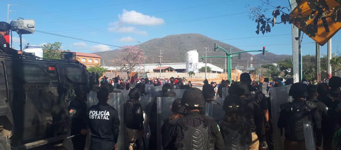 Enfrentamiento en Tuxtla Gutiérrez: normalistas chocaron con policías y se reportan varios heridos