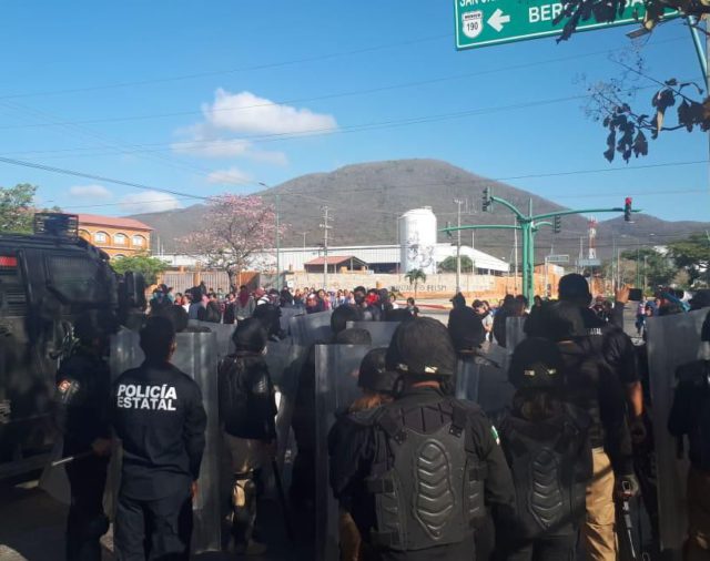 Enfrentamiento en Tuxtla Gutiérrez: normalistas chocaron con policías y se reportan varios heridos