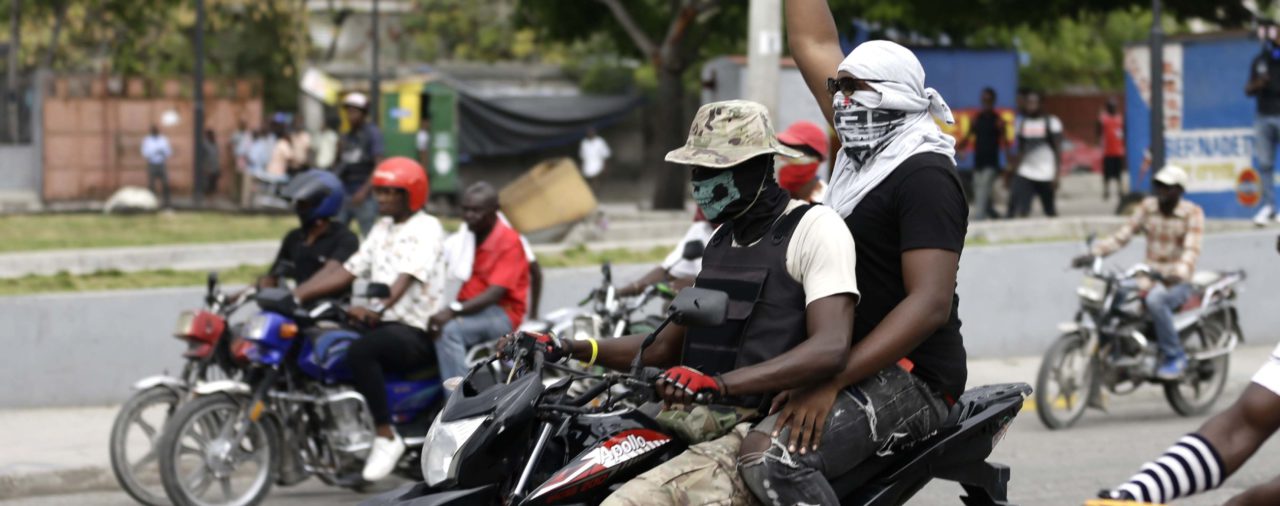 Policías y militares de Haití se enfrentan a los tiros y convierten la capital en una zona de guerra: al menos dos soldados muertos