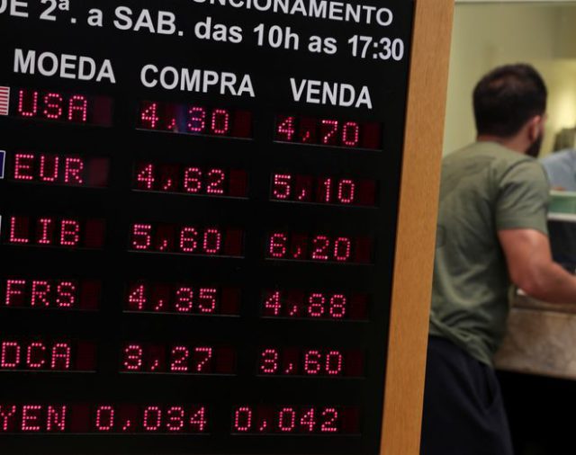 Real brasileño cae, rompe barrera de 4,50 unidades por dólar por primera vez
