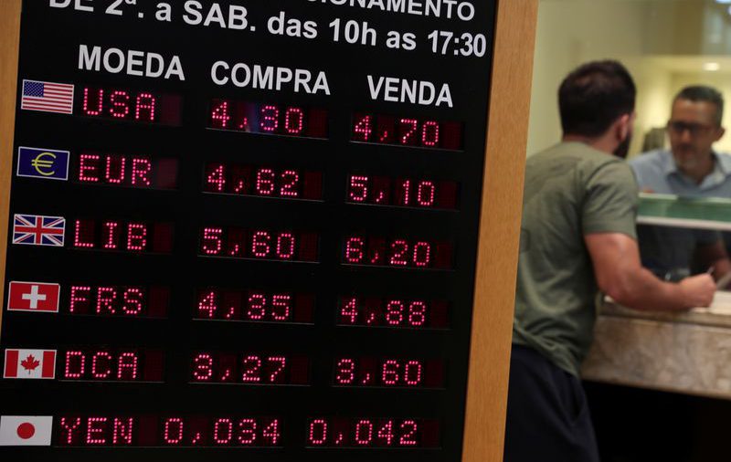 Real brasileño cae, rompe barrera de 4,50 unidades por dólar por primera vez