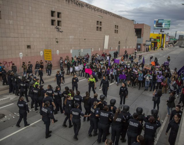“Tijuana feminicida”: mujeres protestaron en el cruce fronterizo por los recientes homicidios y agresiones