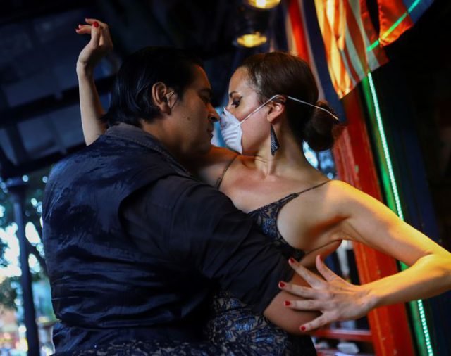 ¿Mejilla a mejilla? El tango argentino se enfrenta al coronavirus