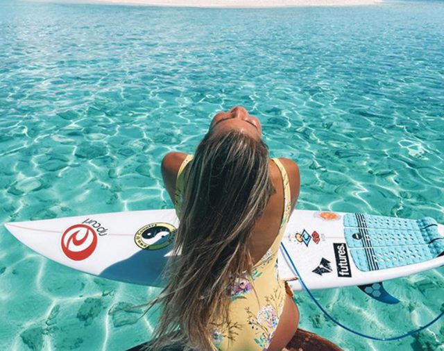 Un confinamiento diferente: la surfista olímpica que pasa la cuarentena en una isla paradisíaca, con su familia y entrenando fuera de su casa