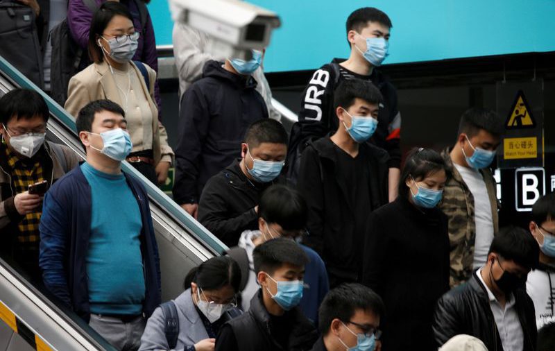 China registra una caída en los casos del virus y se acerca el fin del cierre de Wuhan