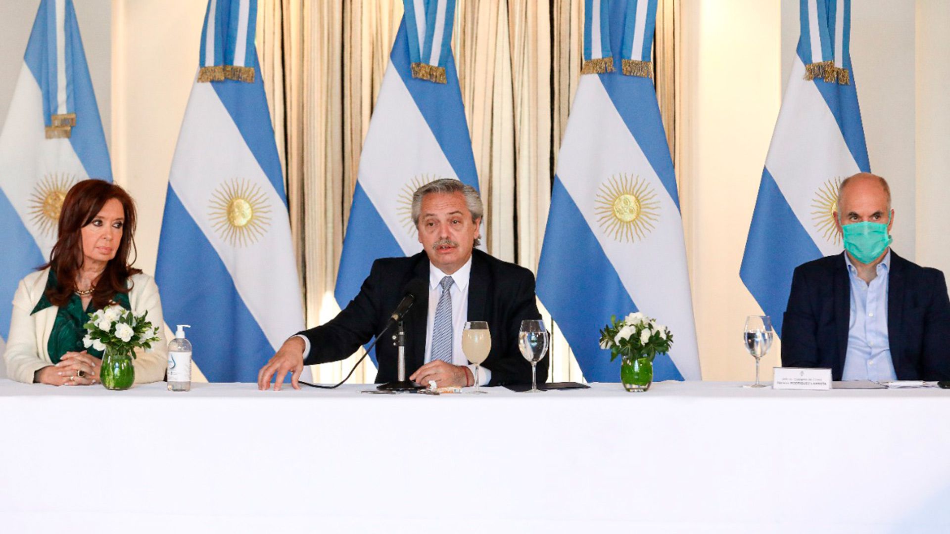 Alberto Fernández, flanqueado por Cristina Fernández de Kirchner y Horacio Rodríguez Larreta. Cita en Olivos por la deuda.