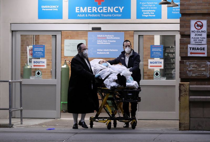 Un hombre es trasladado en una camilla en el Maimonides Medical Center de Brooklyn, Nueva York, en medio de la pandemia de coronavirus (REUTERS/Caitlin Ochs)