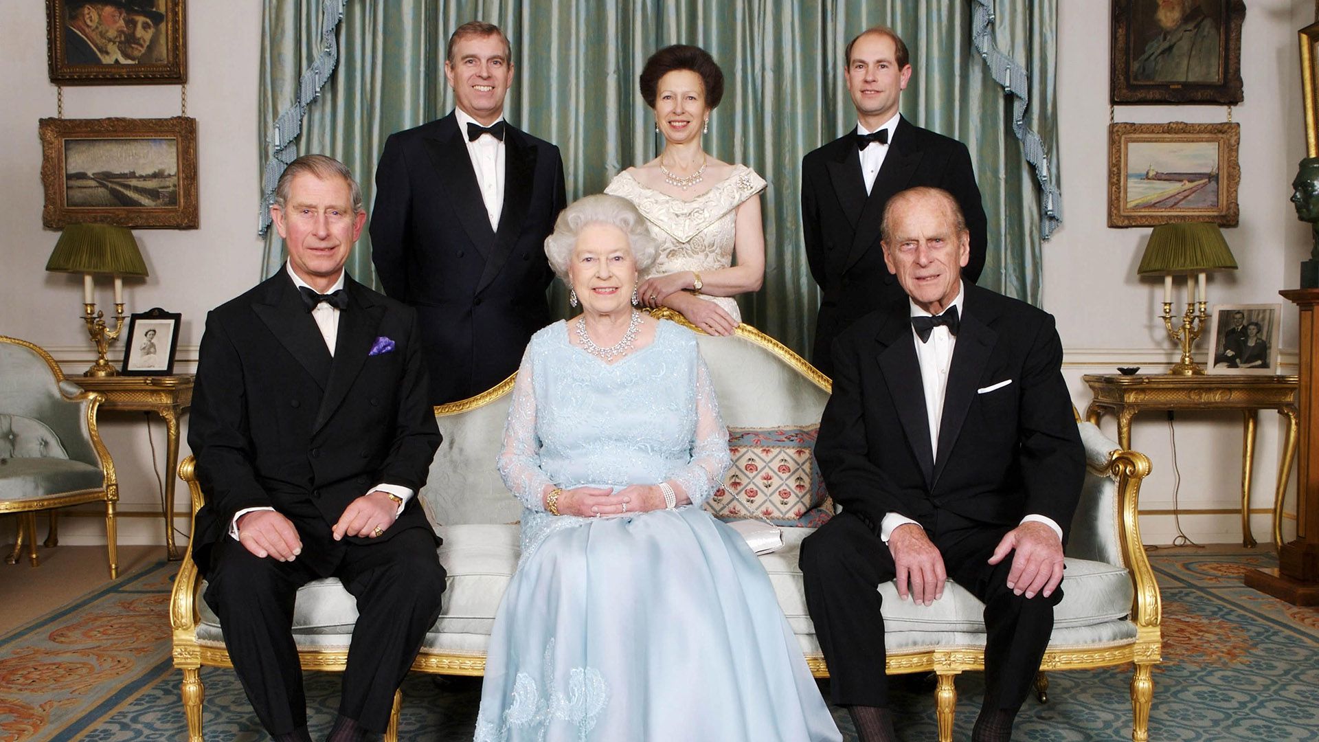 Isabel II con su esposo y sus cuatro hijos posando en Clarence House, 2007 (Shutterstock)