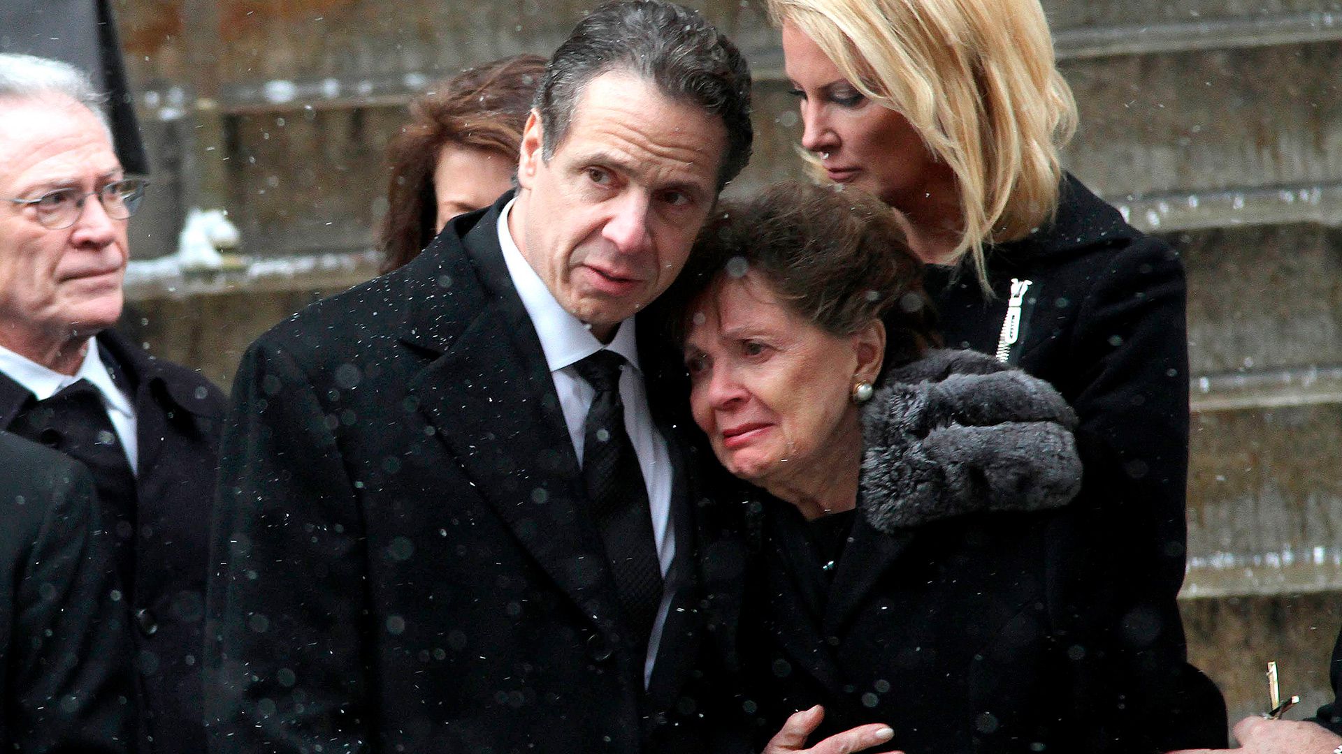 Andrew Cuomo sostiene a su madre, Matilda, en el funeral de su padre, Mario Cuomo, estrella demócrata y tres veces goberanador de Nueva York, quien murió en 2015 a los 82 años. (Zuma/Shutterstock)