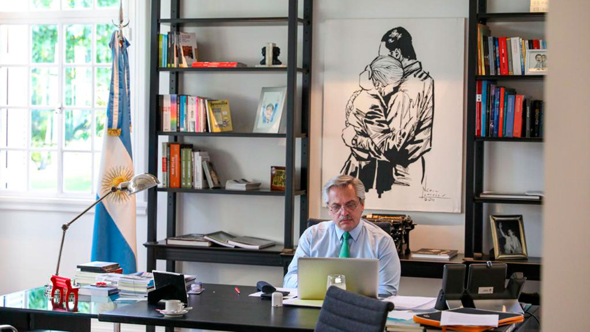 Alberto Fernández en su despacho de la quinta de Olivos, adonde recibe a Miguel Pesce y Martín Guzmán