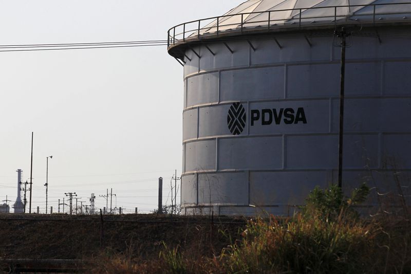 El logotipo corporativo de la petrolera estatal PDVSA se ve en un tanque en una instalación petrolera en Lagunillas, Venezuela, Enero 29, 2019. REUTERS/Isaac Urrutia