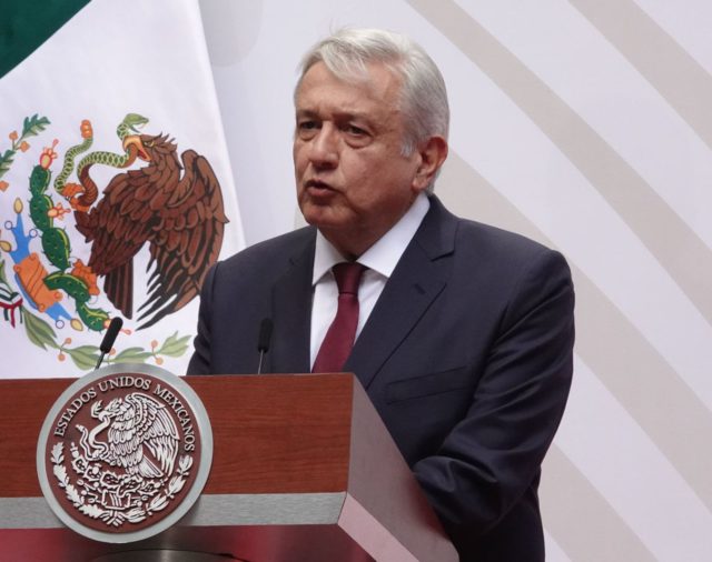 López Obrador bajará sueldos y eliminará aguinaldos de su gobierno para combatir al coronavirus