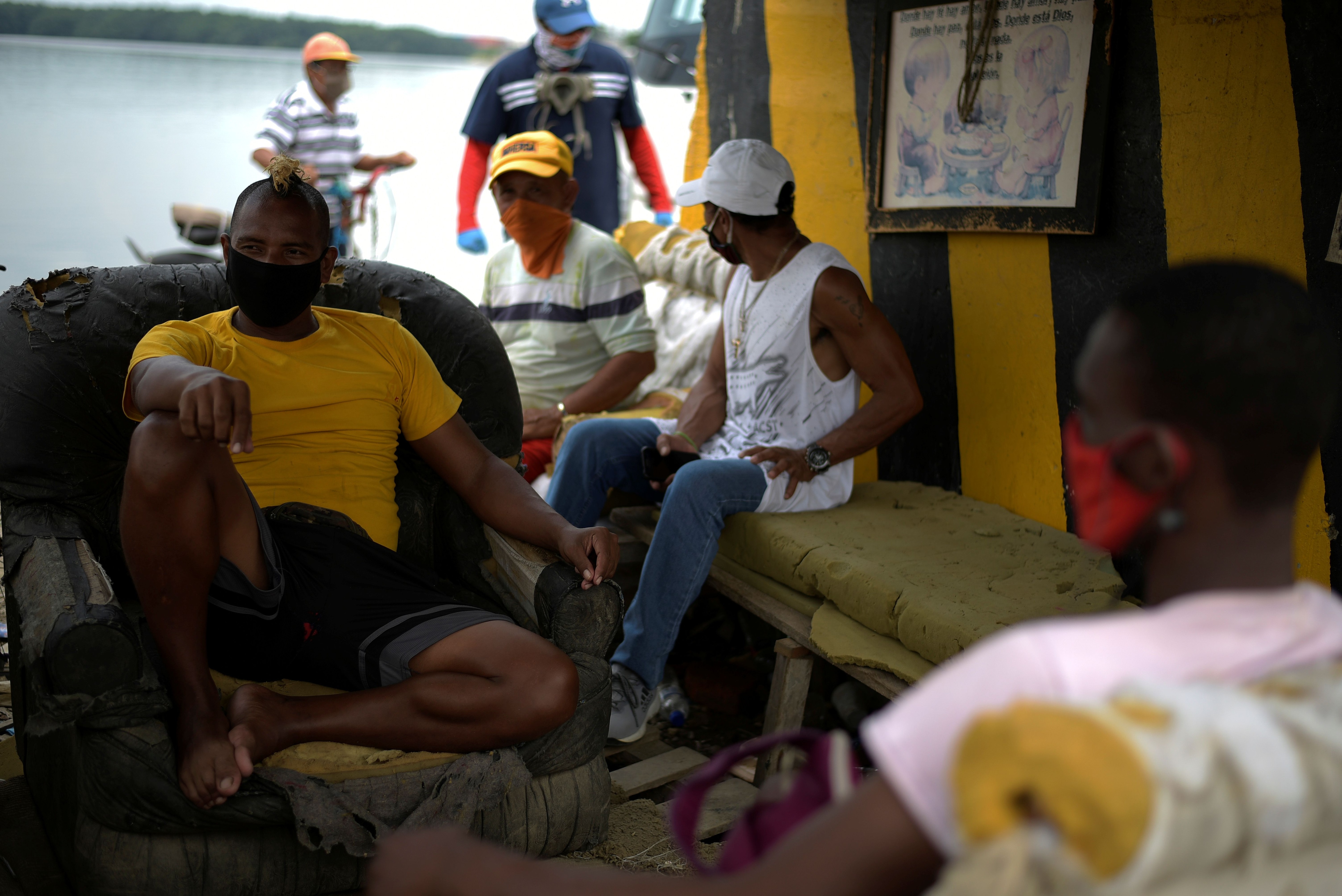 Ecuatorianos usan mascarillas en Guayaquil