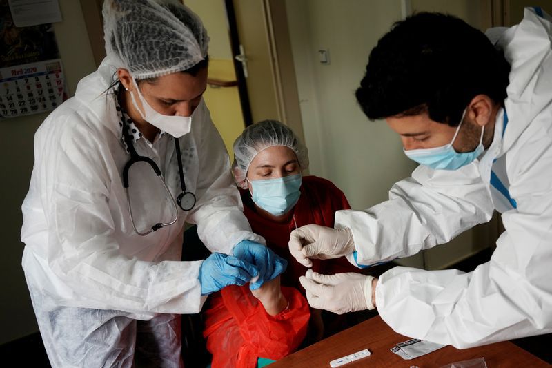 FOTO DE ARCHIVO: Trabajadores de la salud realizan un análisis de sangre para la prueba de coronavirus (COVID-19) en medio del brote de la enfermedad coronavirus (COVID-19) en Pozuelo de Alarcón, España, el 23 de abril de 2020. REUTERS/Juan Medina