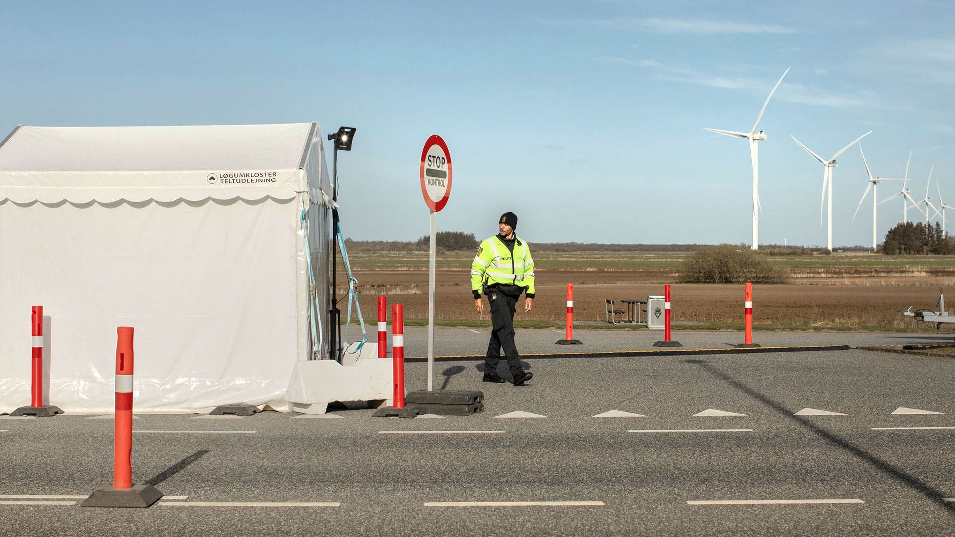 Un punto de control improvisado en Saed, Dinamarca, cerca de un cruce de frontera con Alemania. (Emile Ducke for The New York Times)