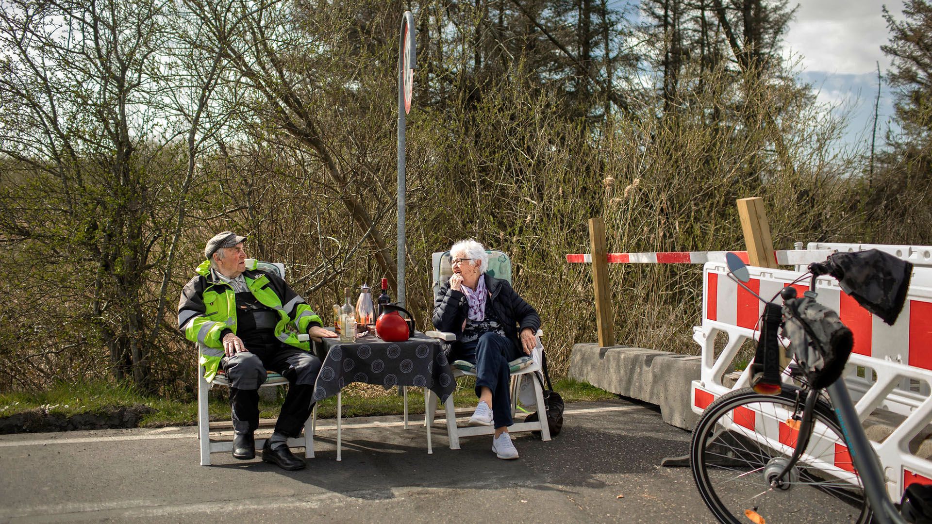 Karsten Tüchsen Hansen e Inga Rasmussen, mantienen vivo su amor a pesar del cierre de la frontera entre sus países, reuniéndose en el cruce fronterizo de Mollehusvej, entre Dinamarca y Alemania, el 16 de abril de 2020. (Emile Ducke/The New York Times)