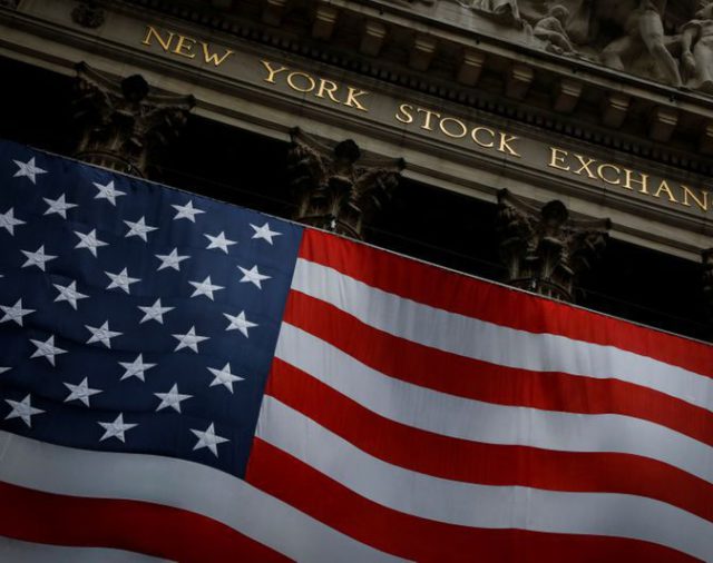 Wall Street se desploma por sombríos datos económicos y resultados de bancos