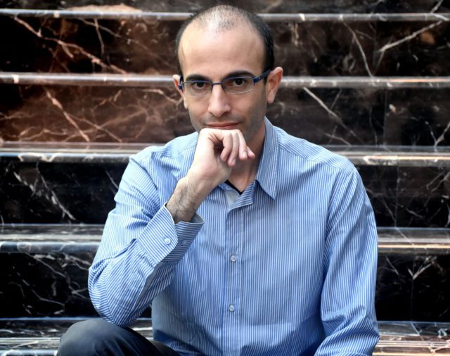 Yuval Harari: “Si tenemos políticos que nos mintieron durante años, hay menos razones para confiar en ellos en esta emergencia”