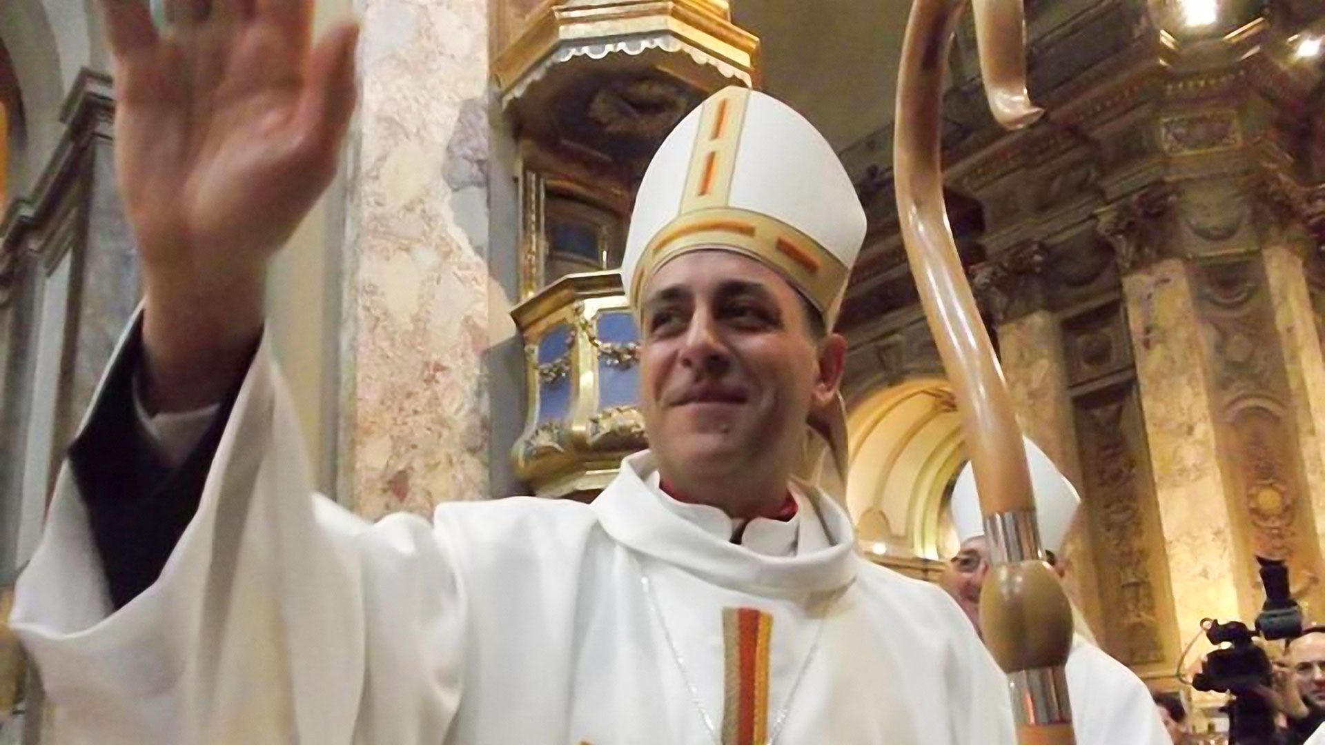 Obispo Víctor Fernández, cuyas declaraciones sobre la necesidad de ir abriendo la economía recordó Prat Gay (NA)