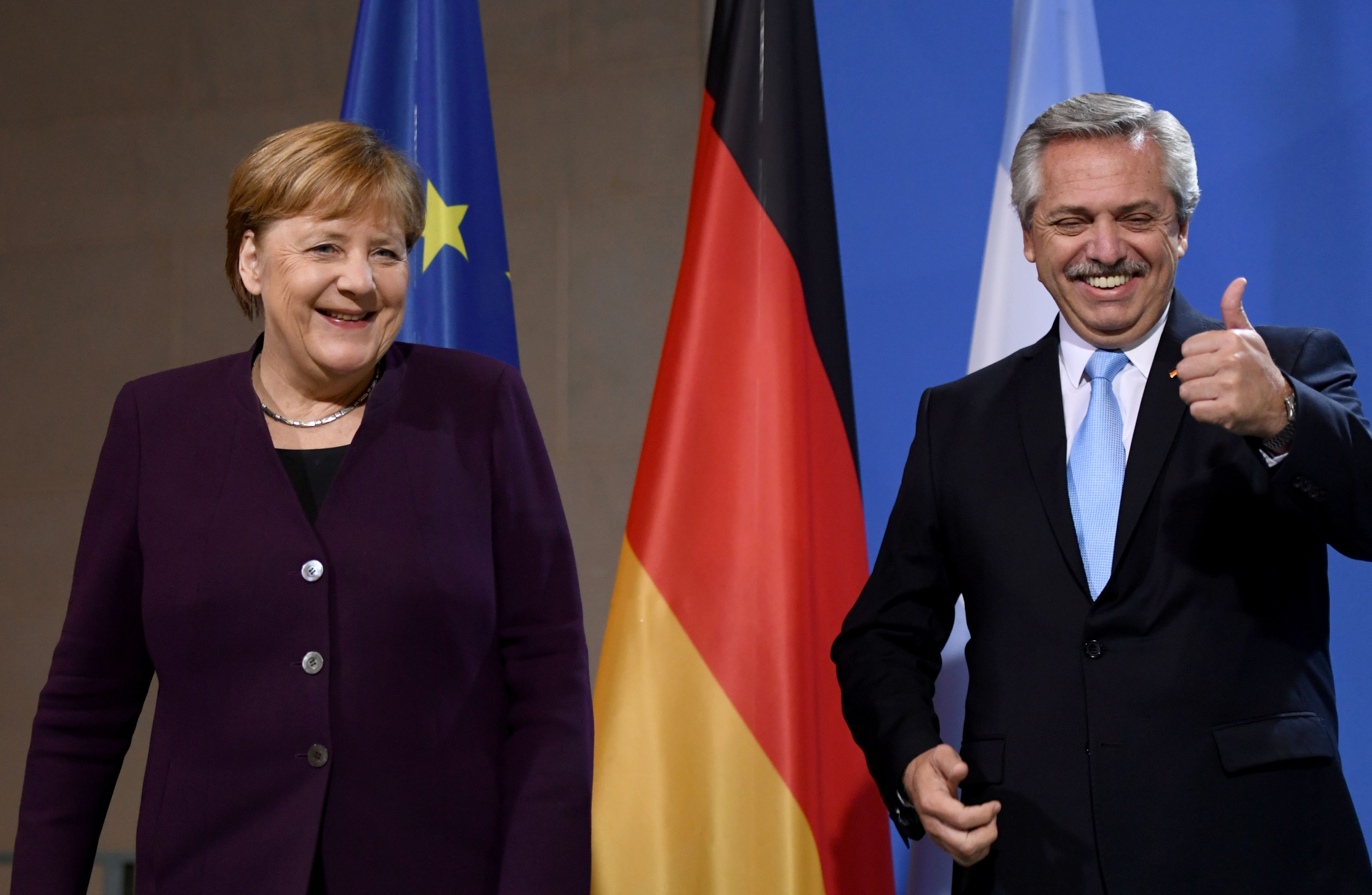 Alberto Fernández con la canciller alemana Ángela Merkel, una de las líderes de Europa que le expresó su apoyo antes de la negociación REUTERS/Annegret Hilse