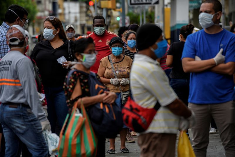 Foto de archivo ilustrativa de un grupo de personas haciendo fila para comprar en una farmacia en Guayaquil, en medio de la pandemia de coronavirus. Abril 15, 2020. REUTERS/Santiago Arcos