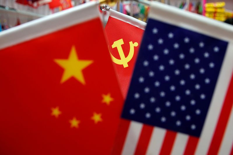 Las banderas de China, Estados Unidos y el Partido Comunista Chino en un puesto de banderas en el mercado mayorista de Yiwu en Yiwu, China, 10 mayo 2019.
REUTERS/Aly Song