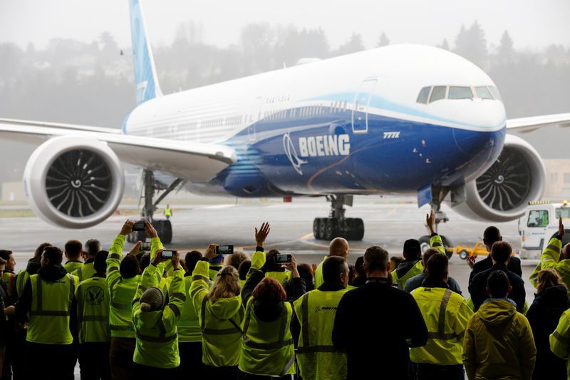 Trabajadores de Boeing celebran mientras el avión Boeing 777X regresa al hangar luego de su primera prueba de vuelo, en las instalaciones de la compañía en Seattle, Washington, Estados Unidos. 25 de enero de 2020. REUTERS/Terray Sylvester.