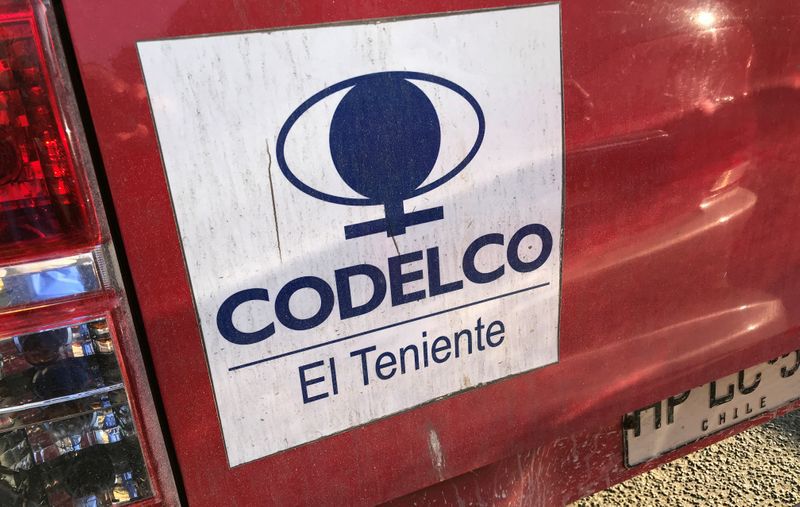 Imagen de archivo del logo de la mina El Teniente de la cuprífera chilena Codelco estampado en un vehículo, cerca de Machalí, Chile, el 11 de abril de 2019. REUTERS/Ernest Scheyder