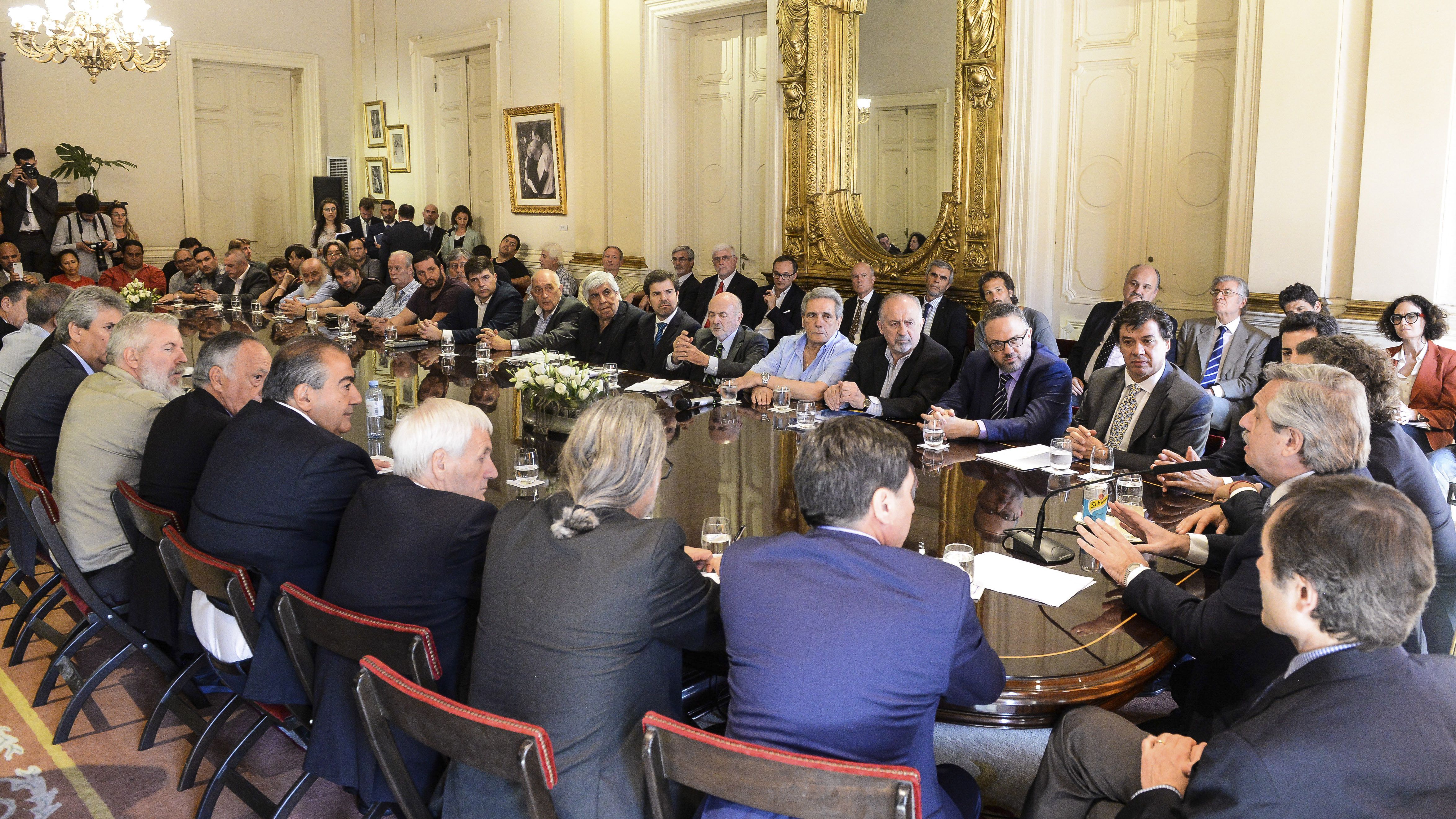 La CGT reunida con el Gobierno, poco después de la asunción de Alberto Fernández. (NA)