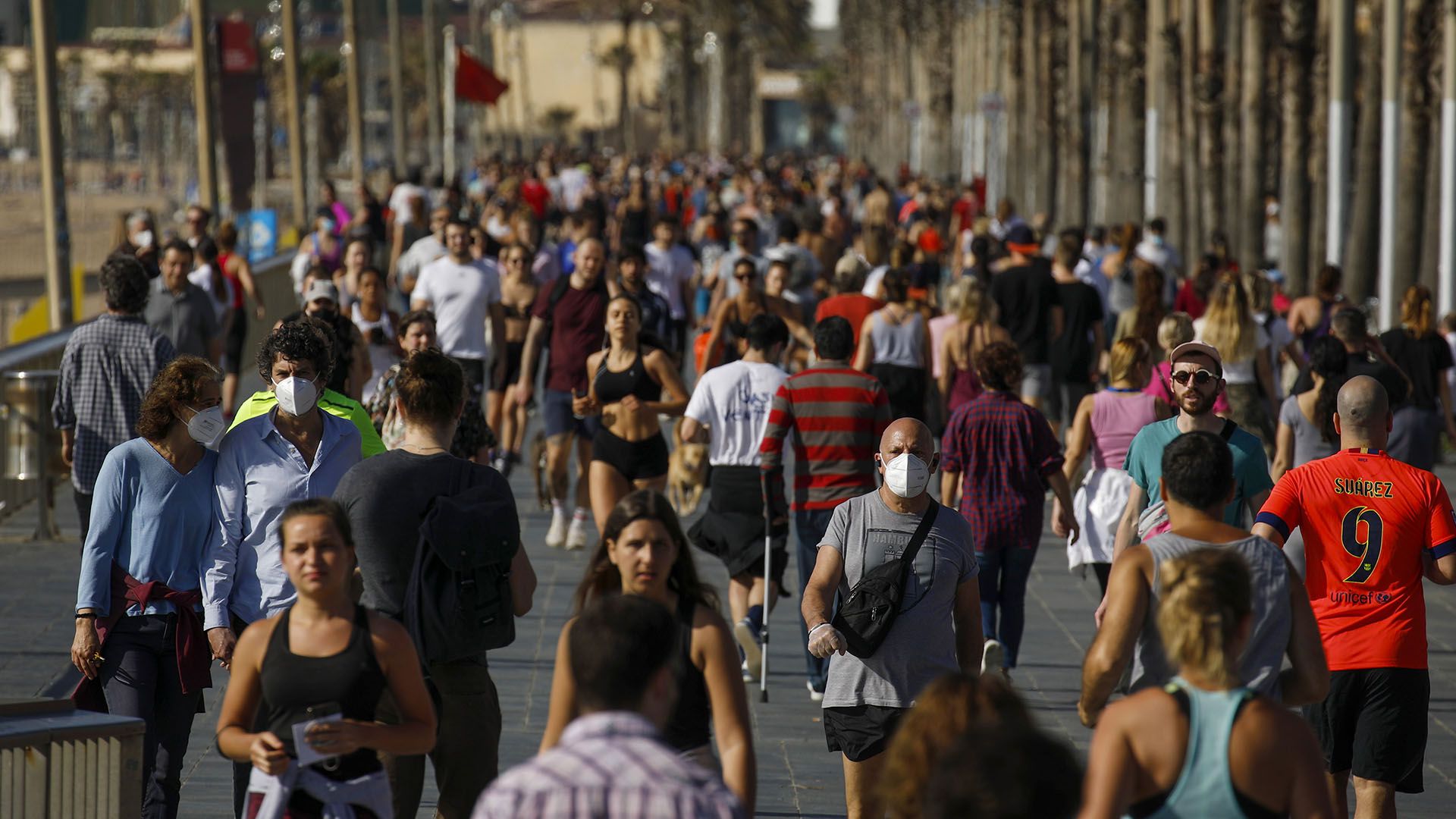 Millones de personas salieron a las calles de España este sábado para pasear y hacer deporte (AP Photo/Emilio Morenatti)