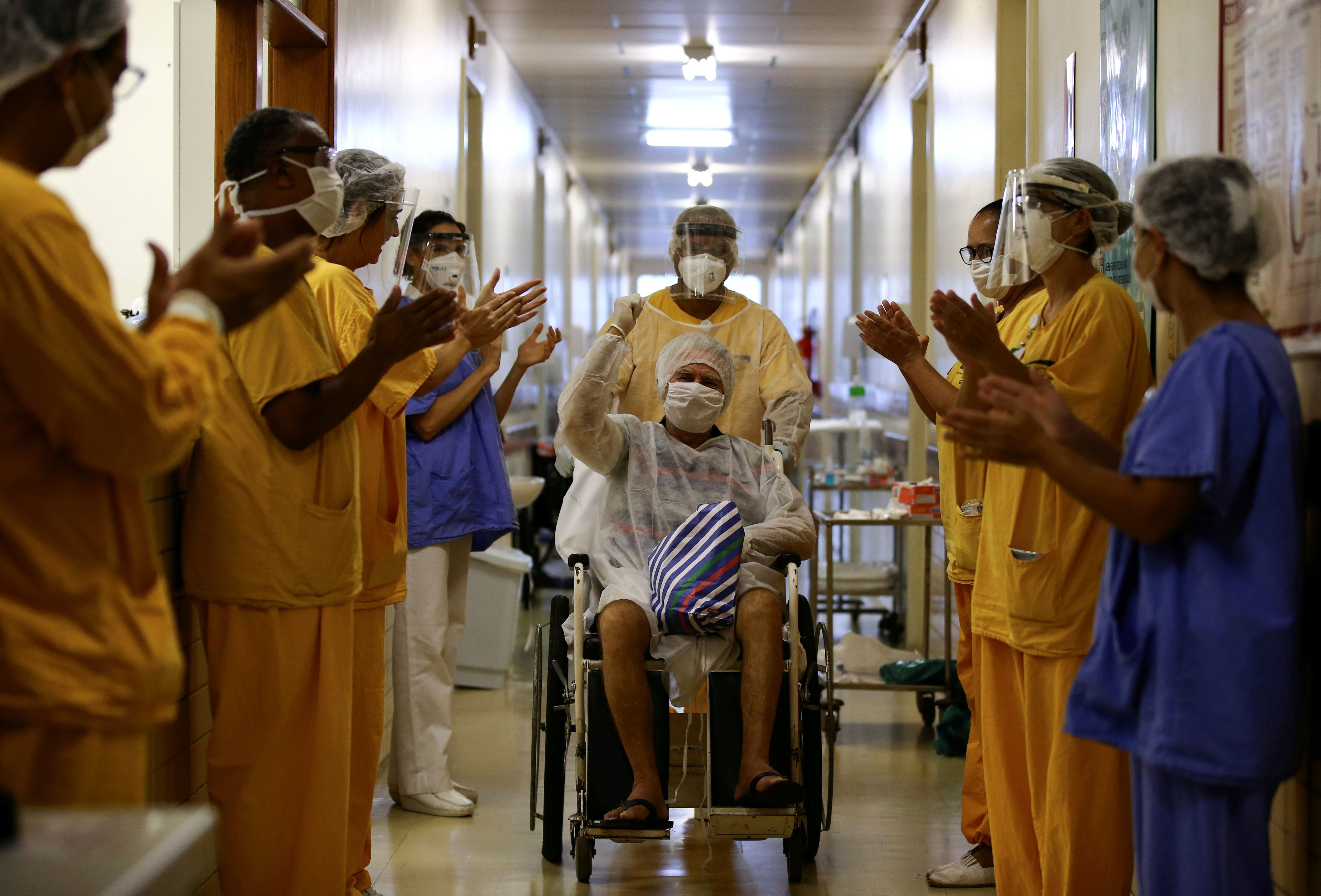 Un paciente de 69 años saluda al ser dado de alta en un hospital de Porto Alegre, Brasil (Reuters)
