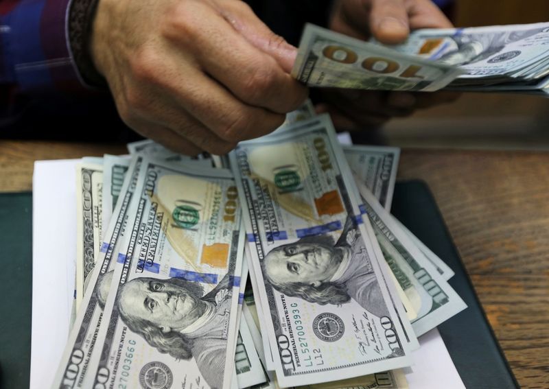 La brecha cambiaria entre el dólar formal y las cotizaciones paralelas alcanza el 70%. (Reuters)