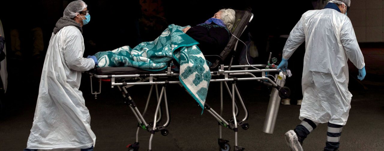 El difícil dilema que enfrentan los médicos en Chile: ¿a quién dar la última cama?