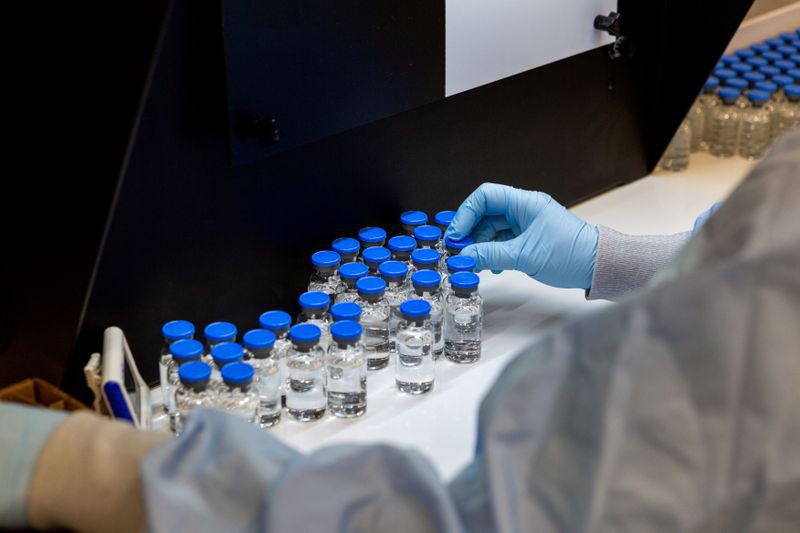 Un técnico de laboratorio inspecciona dosis del fármaco experimental remdesivir para tratar el COVID-19 en una instalación de Gilead Sciences en California. FOTO DE ARCHIVO. Marzo, 2020. Gilead Sciences Inc/Handout via REUTERS.