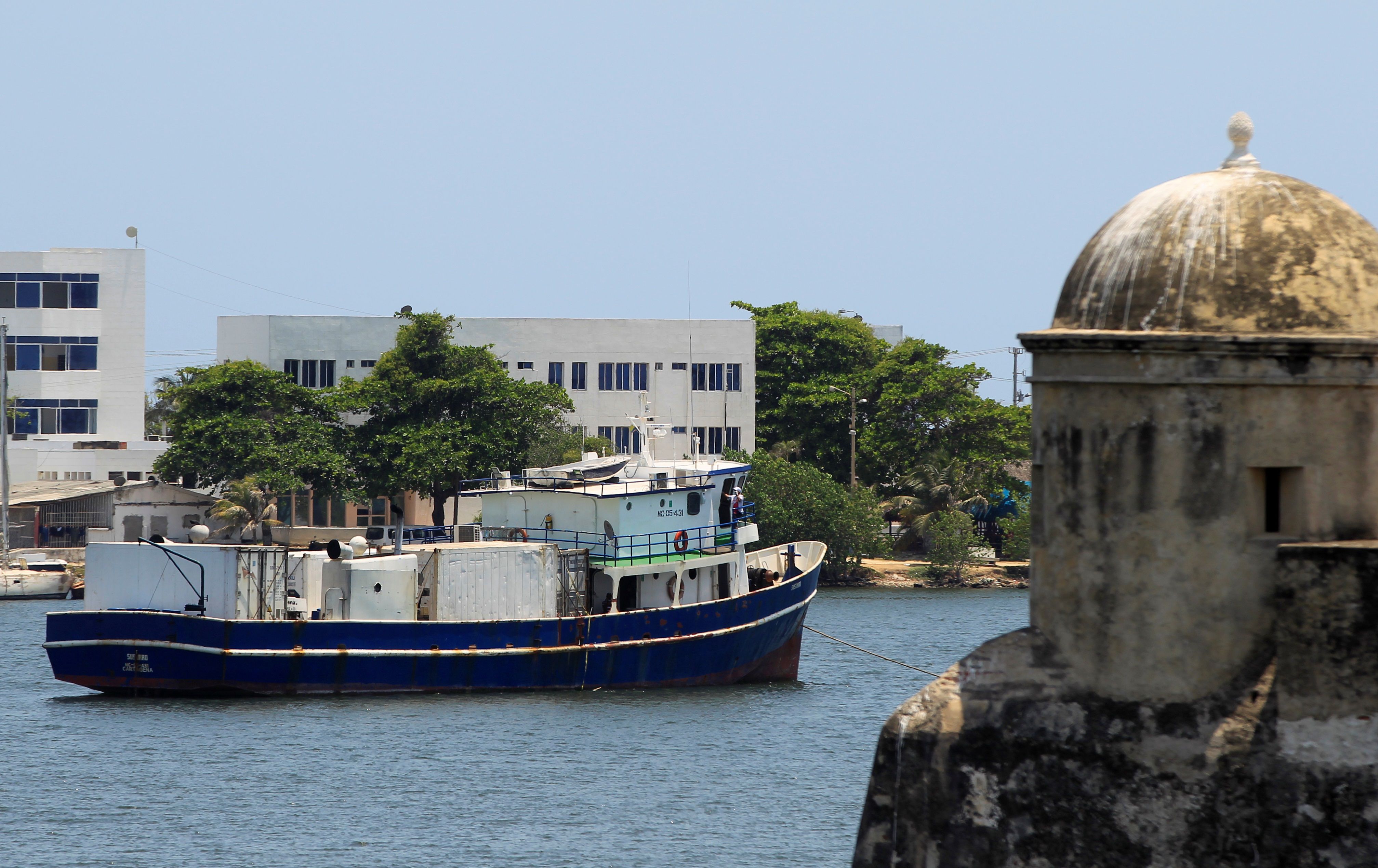 Fotografía del carguero colombiano "Susurro", que pasa una cuarentena fondeado en la bahía de las Ánimas, el 23 de mayo de 2020, frente de la ciudad amurallada de Cartagena de Indias (Colombia). EFE/Ricardo Maldonado Rozo 