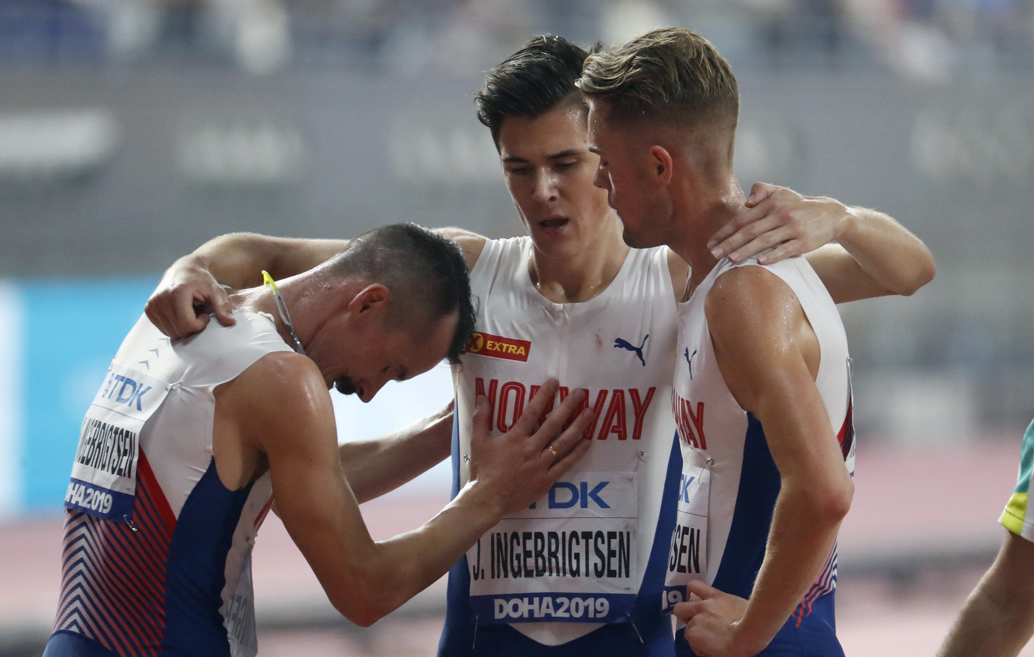 (De der a izq) Los tres hermanos noruegos Ingebrigtsen, Henrik, Jakob y Filip, tras disputar los tres la final de los 5000 metros del Mundial de Atletismo IAAF 2019. EFE/Lavandeira jr/Archivo 