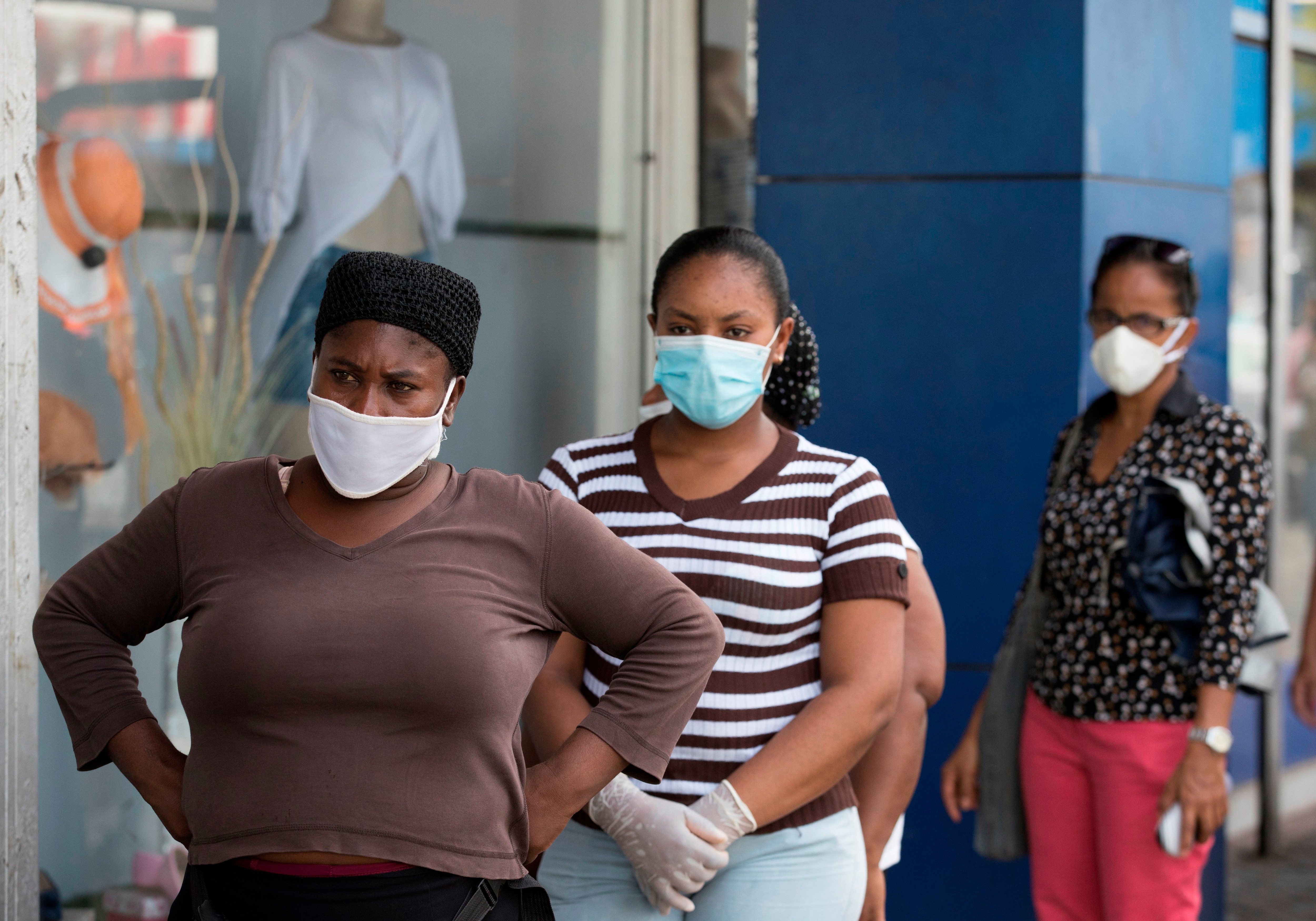 Del total de afectados, 2.295 se encuentran hospitalizados, de los que 122 se encuentran en Unidad de Cuidados Intensivos, el 54,10 % en centros del Gran Santo Domingo, el 27,87 % en Santiago y el 11,48 % en Duarte. EFE/Orlando Barría/Archivo 