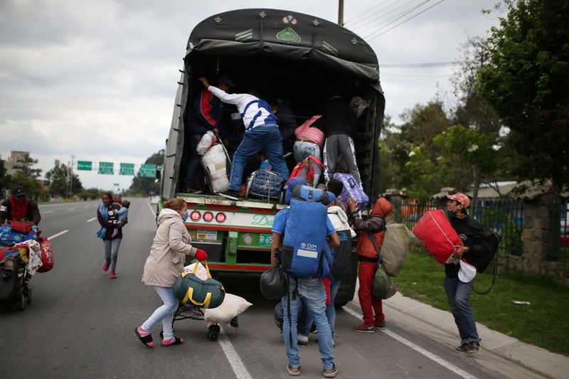 Foto de archivo. Migrantes venezolanos suben a un camión, para regresar voluntariamente a su país en medio de la pandemia del coronavirus, cerca a la ciudad de Chía, Colombia, 3 de abril, 2020. REUTERS/Luisa González