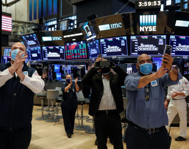 La bolsa de Nueva York cotiza con ganancias en la reapertura de la sede de Wall Street