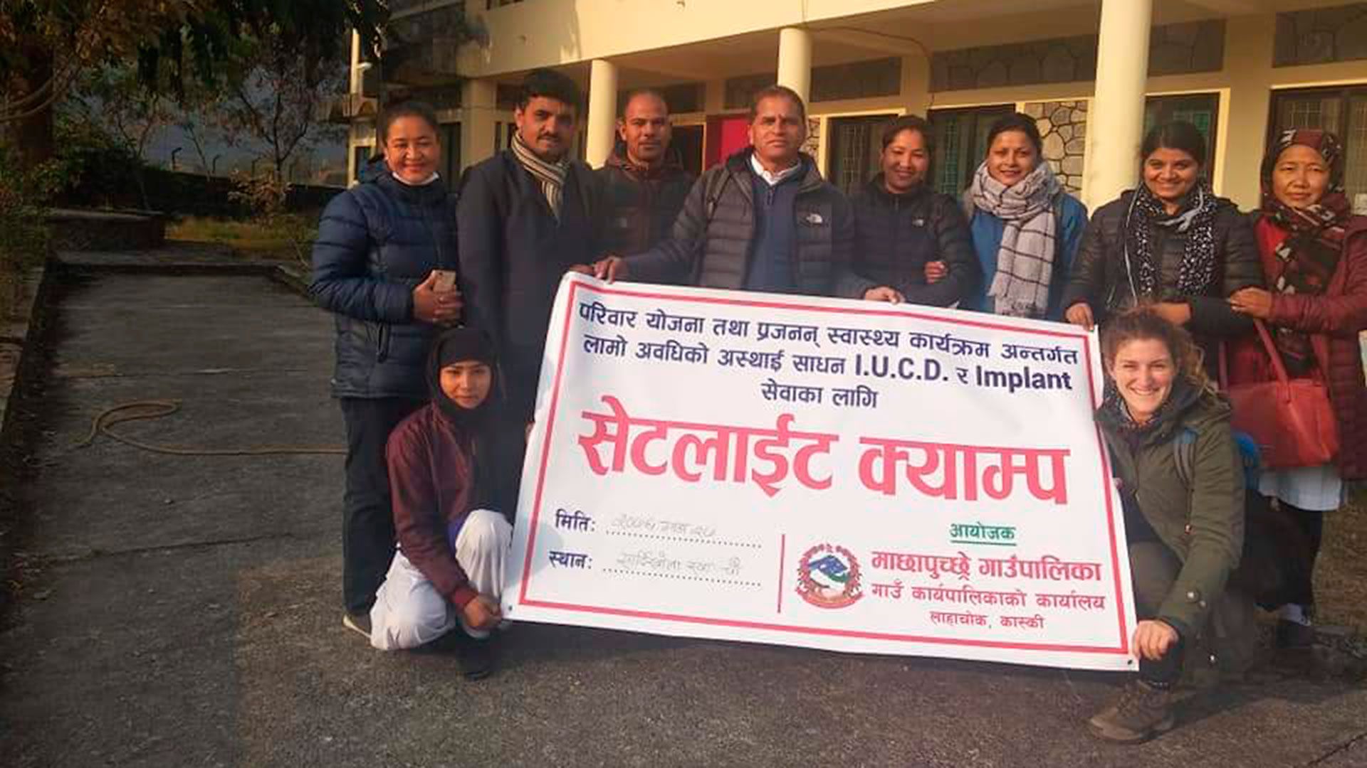 Puzzoto (abajo, a la derecha) con el grupo de voluntarios en la sala de salud donde trabajó durante casi dos meses, antes de la cuarentena en Nepal