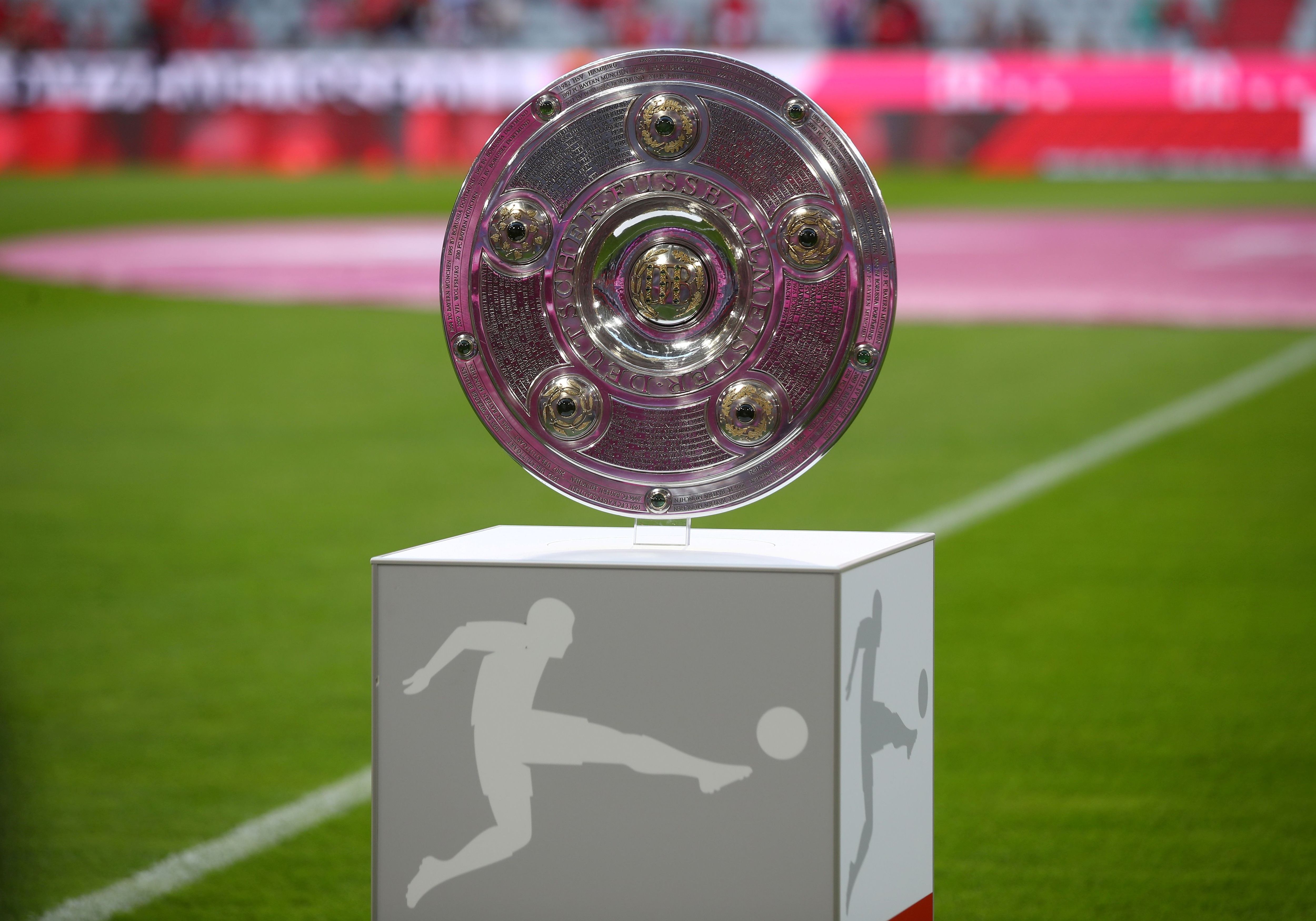 La Bundesliga pondrá en marcha nuevamente su torneo para definir quién se queda con la Meisterschale, el trofeo de campeón en Alemania (REUTERS)