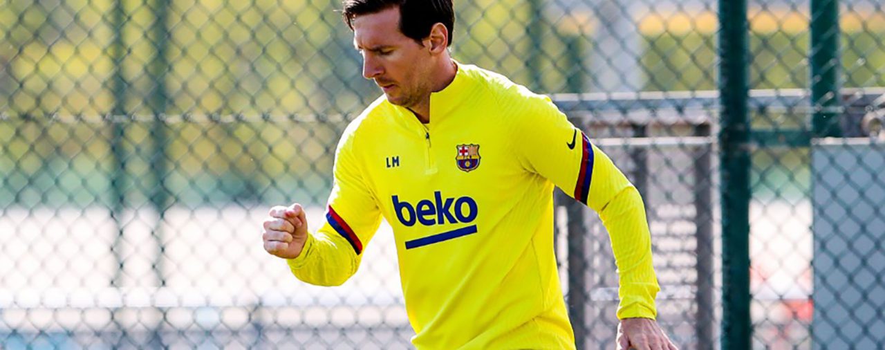 Messi sorprendió con un nuevo look y una impresionante puntería en el entrenamiento del Barcelona
